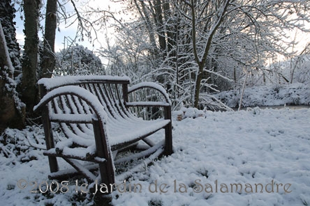 Banc recouvert de neige au Jardin de la Salamandre en Dordogne